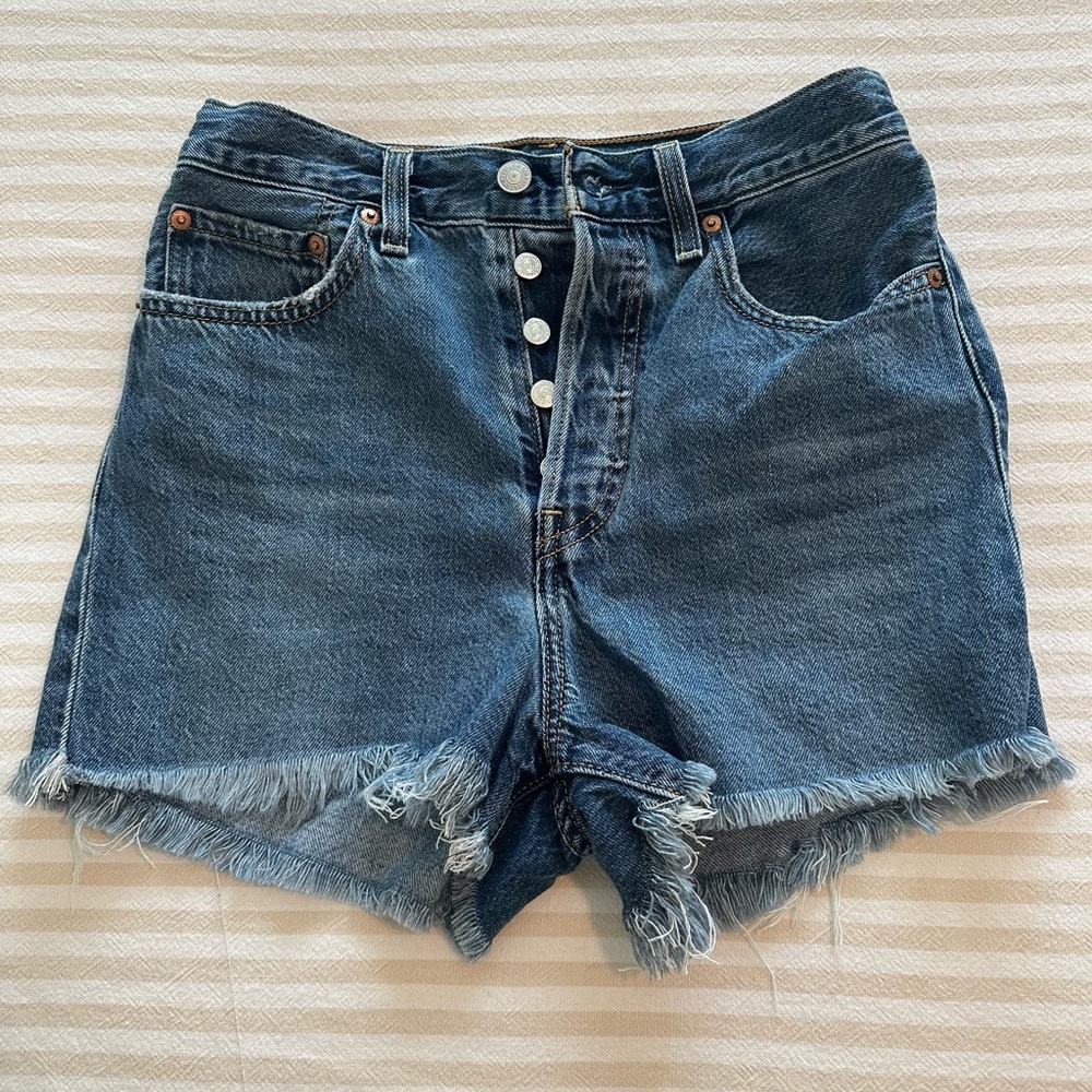 Levi's Ribcage Jean Cut Off Shorts
